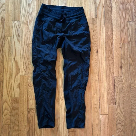 Lululemon sz 4 black track pants 26” inseam pockets great pre owned condition - Picture 1 of 8